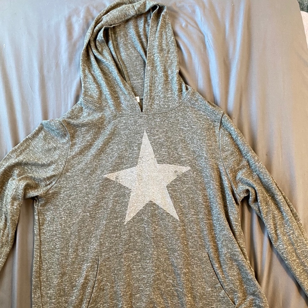 Lightweight pullover